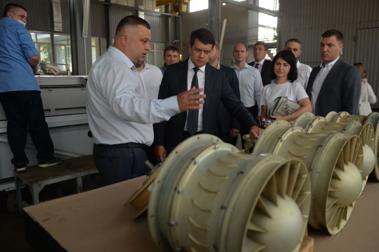 Робоча поїздка Голови Верховної Ради України Дмитра РАЗУМКОВА до Миколаївської та Одеської областей
Приїзд Голови Верховної Ради України  Д. РАЗУМКОВА до акціонерного товариства «ЗАВОД ЕКВАТОР».Ознайомлення з роботою та виробничими потужностями підприємства.
Лідер у виробництві кліматичного і холодильного обладнання для різних галузей, а саме: створення широкої гами виробів кліматичної техніки для систем кондиціонування повітря і вентиляції морських об'єктів, атомних електростанцій, локомотивного і рухомого складу залізниць та метрополітенів, «гарячих» цехів металургійних підприємств, медичних установ.
