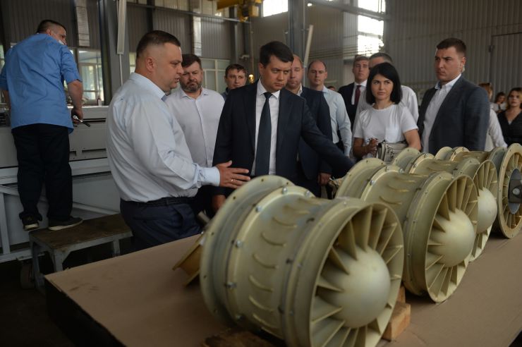 Робоча поїздка Голови Верховної Ради України Дмитра РАЗУМКОВА до Миколаївської та Одеської областей
Приїзд Голови Верховної Ради України  Д. РАЗУМКОВА до акціонерного товариства «ЗАВОД ЕКВАТОР».Ознайомлення з роботою та виробничими потужностями підприємства.
Лідер у виробництві кліматичного і холодильного обладнання для різних галузей, а саме: створення широкої гами виробів кліматичної техніки для систем кондиціонування повітря і вентиляції морських об'єктів, атомних електростанцій, локомотивного і рухомого складу залізниць та метрополітенів, «гарячих» цехів металургійних підприємств, медичних установ.
