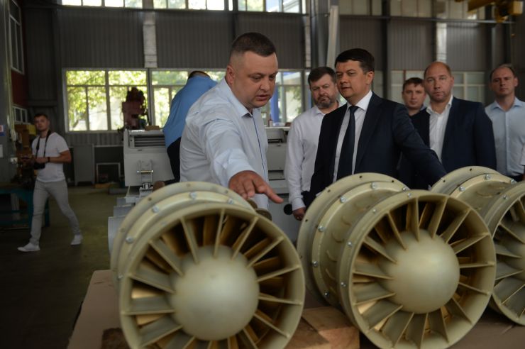 Робоча поїздка Голови Верховної Ради України Дмитра РАЗУМКОВА до Миколаївської та Одеської областей
Приїзд Голови Верховної Ради України  Д. РАЗУМКОВА до акціонерного товариства «ЗАВОД ЕКВАТОР».Ознайомлення з роботою та виробничими потужностями підприємства.
Лідер у виробництві кліматичного і холодильного обладнання для різних галузей, а саме: створення широкої гами виробів кліматичної техніки для систем кондиціонування повітря і вентиляції морських об'єктів, атомних електростанцій, локомотивного і рухомого складу залізниць та метрополітенів, «гарячих» цехів металургійних підприємств, медичних установ.

