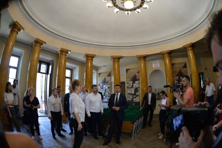 Робоча поїздка Голови Верховної Ради України Дмитра РАЗУМКОВА до Миколаївської та Одеської областей.
Миколаївська астрономічна обсерваторія.Ознайомлення з тематикою досліджень обсерваторії.
Заснована в 1821 році як морська. На даний час НДІ «МАО» знаходиться в підпорядкуванні Міністерства освіти і науки. Миколаївська обсерваторія була включена до попереднього списку об'єктів Всесвітньої спадщини ЮНЕСКО від України. На даний час в обсерваторії ведуться роботи в наступних царинах: динаміка тіл Сонячної системи, дослідження об'єктів навколоземного простору, створення астрометричних каталогів зір, інформаційна підтримка астрономічних досліджень, астрономічне приладобудування,  історія астрономії. 
