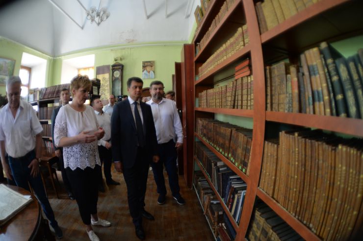 Робоча поїздка Голови Верховної Ради України Дмитра РАЗУМКОВА до Миколаївської та Одеської областей.
Миколаївська астрономічна обсерваторія.Ознайомлення з тематикою досліджень обсерваторії.
Заснована в 1821 році як морська. На даний час НДІ «МАО» знаходиться в підпорядкуванні Міністерства освіти і науки. Миколаївська обсерваторія була включена до попереднього списку об'єктів Всесвітньої спадщини ЮНЕСКО від України. На даний час в обсерваторії ведуться роботи в наступних царинах: динаміка тіл Сонячної системи, дослідження об'єктів навколоземного простору, створення астрометричних каталогів зір, інформаційна підтримка астрономічних досліджень, астрономічне приладобудування,  історія астрономії. 
