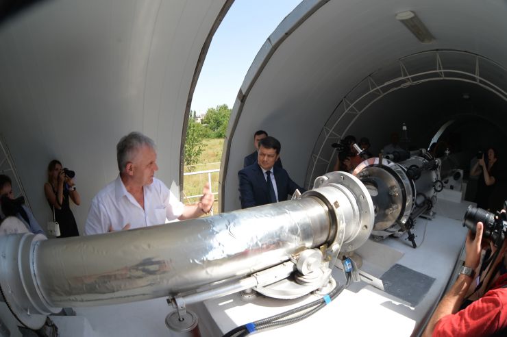 Робоча поїздка Голови Верховної Ради України Дмитра РАЗУМКОВА до Миколаївської та Одеської областей.
Миколаївська астрономічна обсерваторія.Ознайомлення з тематикою досліджень обсерваторії.
Заснована в 1821 році як морська. На даний час НДІ «МАО» знаходиться в підпорядкуванні Міністерства освіти і науки. Миколаївська обсерваторія була включена до попереднього списку об'єктів Всесвітньої спадщини ЮНЕСКО від України. На даний час в обсерваторії ведуться роботи в наступних царинах: динаміка тіл Сонячної системи, дослідження об'єктів навколоземного простору, створення астрометричних каталогів зір, інформаційна підтримка астрономічних досліджень, астрономічне приладобудування,  історія астрономії. 
