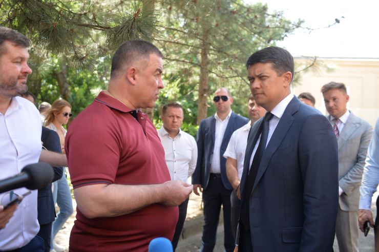 Робоча поїздка Голови Верховної Ради України Дмитра РАЗУМКОВА до Миколаївської та Одеської областей.
Миколаївська астрономічна обсерваторія.Ознайомлення з тематикою досліджень обсерваторії.
Заснована в 1821 році як морська. На даний час НДІ «МАО» знаходиться в підпорядкуванні Міністерства освіти і науки. Миколаївська обсерваторія була включена до попереднього списку об'єктів Всесвітньої спадщини ЮНЕСКО від України. На даний час в обсерваторії ведуться роботи в наступних царинах: динаміка тіл Сонячної системи, дослідження об'єктів навколоземного простору, створення астрометричних каталогів зір, інформаційна підтримка астрономічних досліджень, астрономічне приладобудування,  історія астрономії. 
