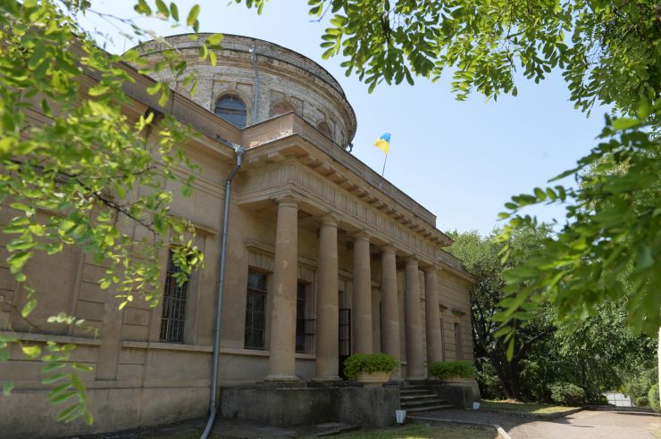Робоча поїздка Голови Верховної Ради України Дмитра РАЗУМКОВА до Миколаївської та Одеської областей.
Миколаївська астрономічна обсерваторія.Ознайомлення з тематикою досліджень обсерваторії.
Заснована в 1821 році як морська. На даний час НДІ «МАО» знаходиться в підпорядкуванні Міністерства освіти і науки. Миколаївська обсерваторія була включена до попереднього списку об'єктів Всесвітньої спадщини ЮНЕСКО від України. На даний час в обсерваторії ведуться роботи в наступних царинах: динаміка тіл Сонячної системи, дослідження об'єктів навколоземного простору, створення астрометричних каталогів зір, інформаційна підтримка астрономічних досліджень, астрономічне приладобудування,  історія астрономії. 
