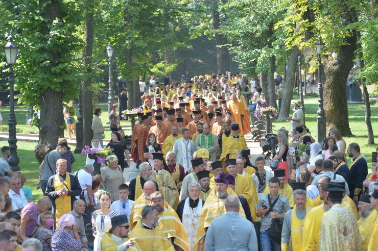 Божественна літургія з нагоди 1033-ї річниці Хрещення Руси-України у Михайлівському Золотоверхому кафедральному соборі.  Очолить літургію Блаженнійший Митрополит Епіфаній. Урочистості з нагоди свята продовжаться на Володимирській гірці, де Предстоятель Православної Церкви України звершить молебень біля пам’ятника святому рівноапостольному князю Володимиру.