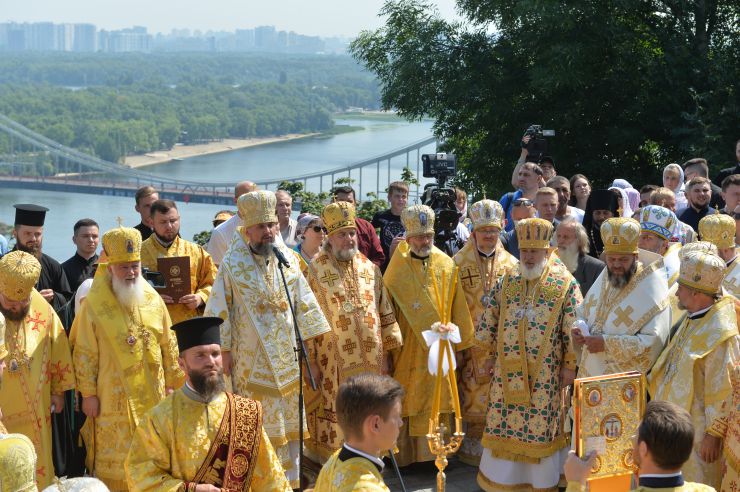 Божественна літургія з нагоди 1033-ї річниці Хрещення Руси-України у Михайлівському Золотоверхому кафедральному соборі.  Очолить літургію Блаженнійший Митрополит Епіфаній. Урочистості з нагоди свята продовжаться на Володимирській гірці, де Предстоятель Православної Церкви України звершить молебень біля пам’ятника святому рівноапостольному князю Володимиру.
