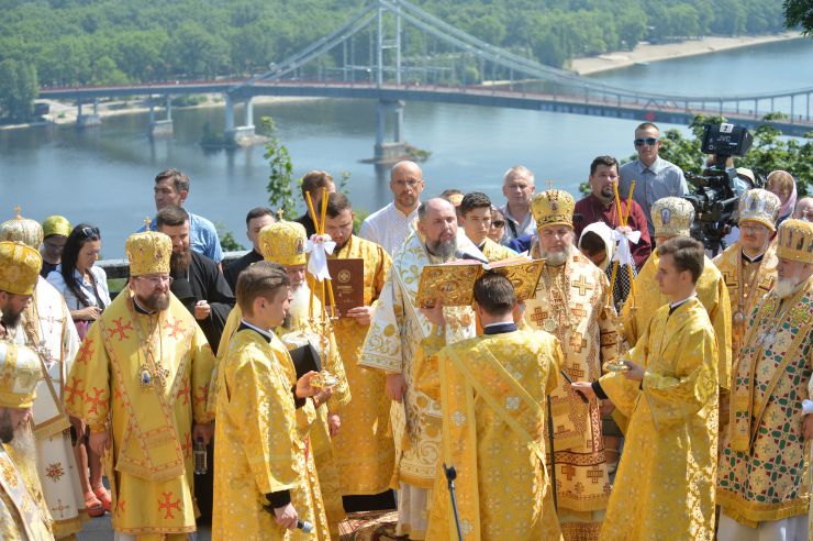 Божественна літургія з нагоди 1033-ї річниці Хрещення Руси-України у Михайлівському Золотоверхому кафедральному соборі.  Очолить літургію Блаженнійший Митрополит Епіфаній. Урочистості з нагоди свята продовжаться на Володимирській гірці, де Предстоятель Православної Церкви України звершить молебень біля пам’ятника святому рівноапостольному князю Володимиру.