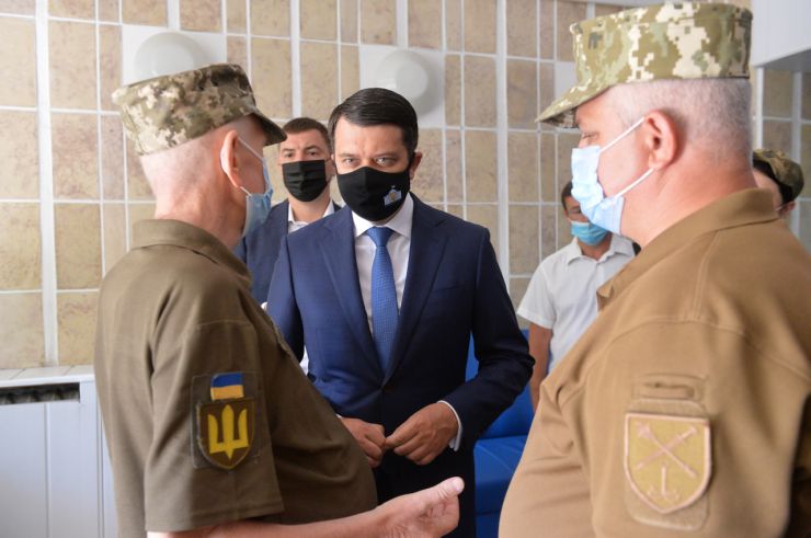 Робоча поїздка Голови Верховної Ради України Дмитра РАЗУМКОВА до Миколаївської та Одеської областей
Переїзд до військово-медичного клінічного центру Південного регіону.
Ознайомлення з роботою багатопрофільного клінічного, лікувально-діагностичного та наукового центру. 
Військово-медичний клінічний центр Південного регіону – військово-медичний заклад у місті Одеса, одна з провідних установ охорони здоров'я Міністерства оборони України, що обслуговує військовослужбовців військових частин Південного регіону України.
