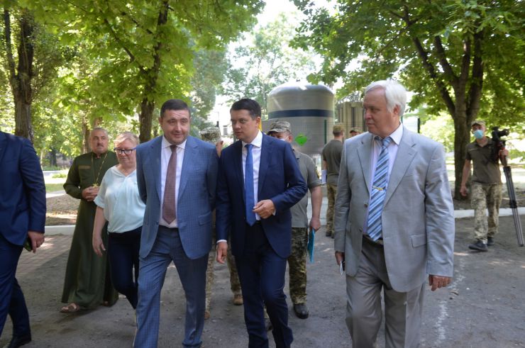 Робоча поїздка Голови Верховної Ради України Дмитра РАЗУМКОВА до Миколаївської та Одеської областей
Переїзд до військово-медичного клінічного центру Південного регіону.
Ознайомлення з роботою багатопрофільного клінічного, лікувально-діагностичного та наукового центру. 
Військово-медичний клінічний центр Південного регіону – військово-медичний заклад у місті Одеса, одна з провідних установ охорони здоров'я Міністерства оборони України, що обслуговує військовослужбовців військових частин Південного регіону України.
