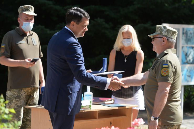 Робоча поїздка Голови Верховної Ради України Дмитра РАЗУМКОВА до Миколаївської та Одеської областей
Переїзд до військово-медичного клінічного центру Південного регіону.
Ознайомлення з роботою багатопрофільного клінічного, лікувально-діагностичного та наукового центру. 
Військово-медичний клінічний центр Південного регіону – військово-медичний заклад у місті Одеса, одна з провідних установ охорони здоров'я Міністерства оборони України, що обслуговує військовослужбовців військових частин Південного регіону України.
