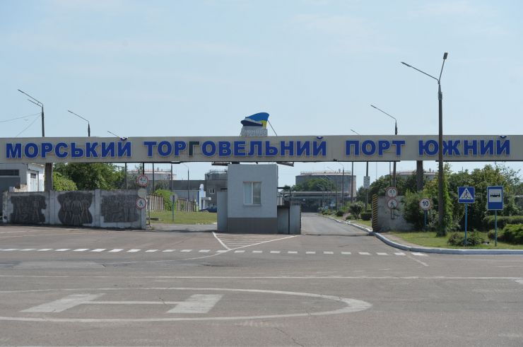 Робоча поїздка Голови Верховної Ради України Дмитра РАЗУМКОВА до Миколаївської та Одеської областей
ДП «Морський торговельний порт Південний». Ознайомлення з роботою та виробничими потужностями підприємства.
Вручення відзнак Верховної Ради України.Морський порт «Південний» один з найбільш перспективних транспортних вузлів України. Це гавань перспективних підприємств, що переробляють 40-50 млн т вантажів різноманітної номенклатури щорічно. Найглибший в Україні порт.
Має розвинену інфраструктуру, систему енергопостачання, зручні морські підходи і може приймати судна з осіданням до  18,5 м і вантажопідйомністю до 175 тис. тонн. Вантажообіг всіх портових операторів, які здійснюють свою діяльність в акваторії порту «Південний», становить 30%  від вантажообігу всіх морських портів України. 
