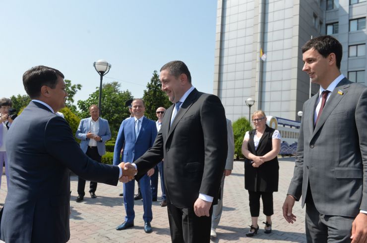 Робоча поїздка Голови Верховної Ради України Дмитра РАЗУМКОВА до Миколаївської та Одеської областей
ДП «Морський торговельний порт Південний». Ознайомлення з роботою та виробничими потужностями підприємства.
Вручення відзнак Верховної Ради України.Морський порт «Південний» один з найбільш перспективних транспортних вузлів України. Це гавань перспективних підприємств, що переробляють 40-50 млн т вантажів різноманітної номенклатури щорічно. Найглибший в Україні порт.
Має розвинену інфраструктуру, систему енергопостачання, зручні морські підходи і може приймати судна з осіданням до  18,5 м і вантажопідйомністю до 175 тис. тонн. Вантажообіг всіх портових операторів, які здійснюють свою діяльність в акваторії порту «Південний», становить 30%  від вантажообігу всіх морських портів України. 
