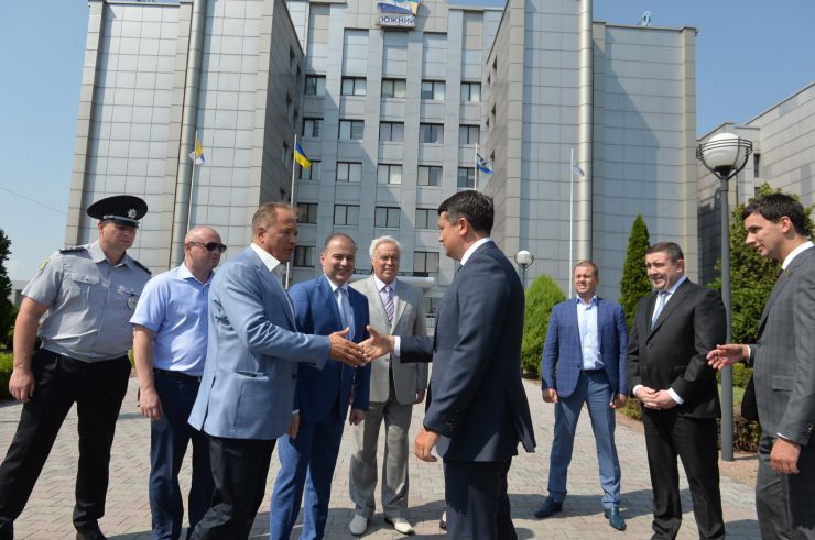 Робоча поїздка Голови Верховної Ради України Дмитра РАЗУМКОВА до Миколаївської та Одеської областей
ДП «Морський торговельний порт Південний». Ознайомлення з роботою та виробничими потужностями підприємства.
Вручення відзнак Верховної Ради України.Морський порт «Південний» один з найбільш перспективних транспортних вузлів України. Це гавань перспективних підприємств, що переробляють 40-50 млн т вантажів різноманітної номенклатури щорічно. Найглибший в Україні порт.
Має розвинену інфраструктуру, систему енергопостачання, зручні морські підходи і може приймати судна з осіданням до  18,5 м і вантажопідйомністю до 175 тис. тонн. Вантажообіг всіх портових операторів, які здійснюють свою діяльність в акваторії порту «Південний», становить 30%  від вантажообігу всіх морських портів України. 
