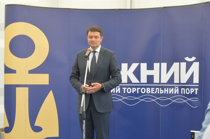 Робоча поїздка Голови Верховної Ради України Дмитра РАЗУМКОВА до Миколаївської та Одеської областей
ДП «Морський торговельний порт Південний». Ознайомлення з роботою та виробничими потужностями підприємства.
Вручення відзнак Верховної Ради України.Морський порт «Південний» один з найбільш перспективних транспортних вузлів України. Це гавань перспективних підприємств, що переробляють 40-50 млн т вантажів різноманітної номенклатури щорічно. Найглибший в Україні порт.
Має розвинену інфраструктуру, систему енергопостачання, зручні морські підходи і може приймати судна з осіданням до  18,5 м і вантажопідйомністю до 175 тис. тонн. Вантажообіг всіх портових операторів, які здійснюють свою діяльність в акваторії порту «Південний», становить 30%  від вантажообігу всіх морських портів України. 
