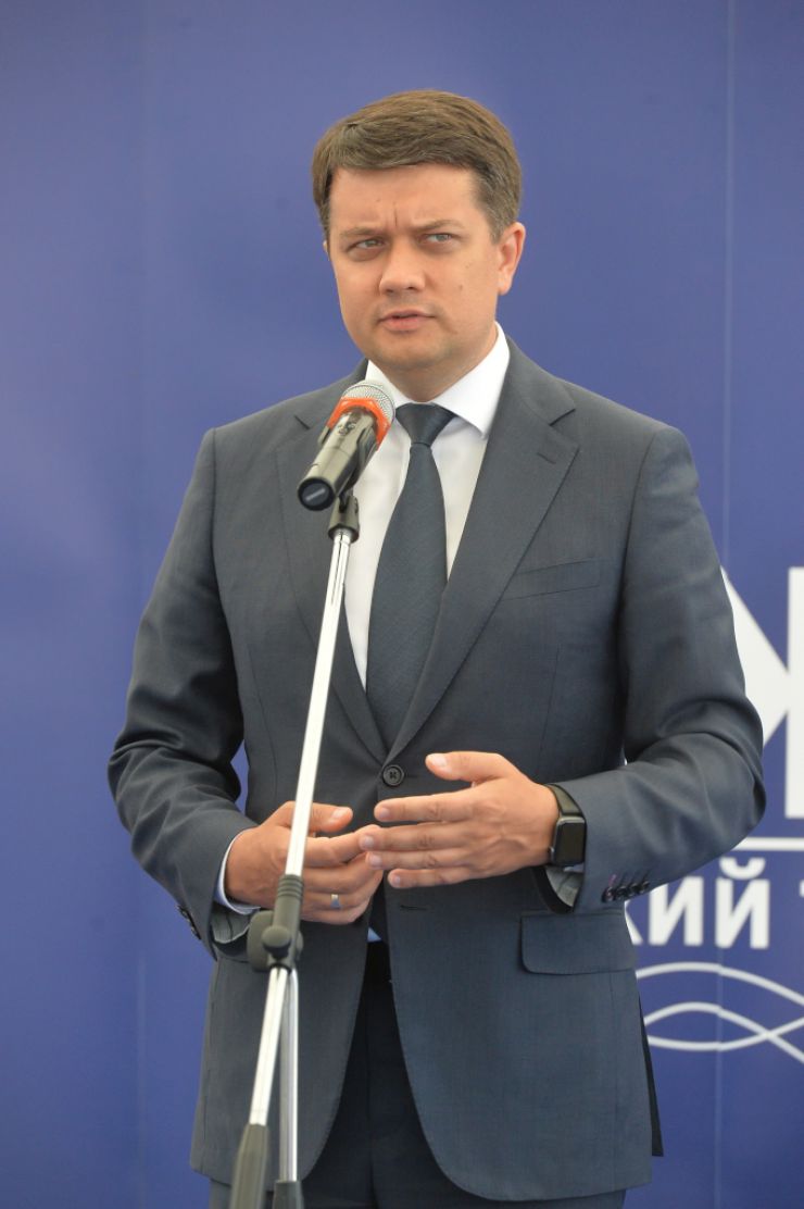 Робоча поїздка Голови Верховної Ради України Дмитра РАЗУМКОВА до Миколаївської та Одеської областей
ДП «Морський торговельний порт Південний». Ознайомлення з роботою та виробничими потужностями підприємства.
Вручення відзнак Верховної Ради України.Морський порт «Південний» один з найбільш перспективних транспортних вузлів України. Це гавань перспективних підприємств, що переробляють 40-50 млн т вантажів різноманітної номенклатури щорічно. Найглибший в Україні порт.
Має розвинену інфраструктуру, систему енергопостачання, зручні морські підходи і може приймати судна з осіданням до  18,5 м і вантажопідйомністю до 175 тис. тонн. Вантажообіг всіх портових операторів, які здійснюють свою діяльність в акваторії порту «Південний», становить 30%  від вантажообігу всіх морських портів України. 
