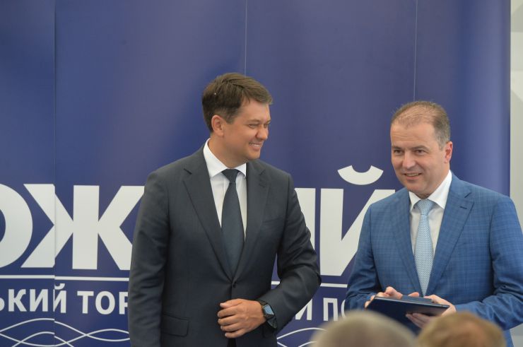 Робоча поїздка Голови Верховної Ради України Дмитра РАЗУМКОВА до Миколаївської та Одеської областей
ДП «Морський торговельний порт Південний». Ознайомлення з роботою та виробничими потужностями підприємства.
Вручення відзнак Верховної Ради України.Морський порт «Південний» один з найбільш перспективних транспортних вузлів України. Це гавань перспективних підприємств, що переробляють 40-50 млн т вантажів різноманітної номенклатури щорічно. Найглибший в Україні порт.
Має розвинену інфраструктуру, систему енергопостачання, зручні морські підходи і може приймати судна з осіданням до  18,5 м і вантажопідйомністю до 175 тис. тонн. Вантажообіг всіх портових операторів, які здійснюють свою діяльність в акваторії порту «Південний», становить 30%  від вантажообігу всіх морських портів України. 
