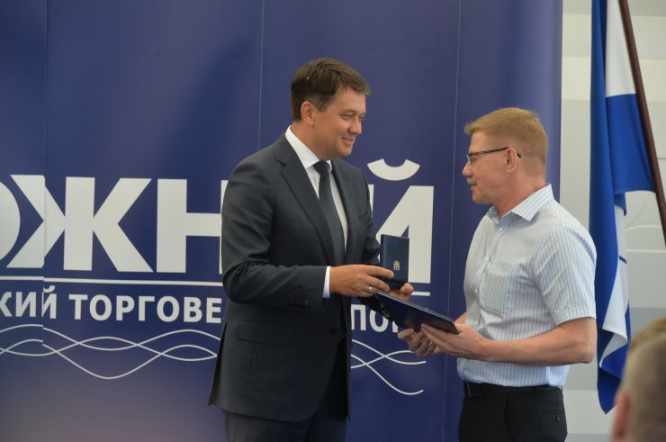 Робоча поїздка Голови Верховної Ради України Дмитра РАЗУМКОВА до Миколаївської та Одеської областей
ДП «Морський торговельний порт Південний». Ознайомлення з роботою та виробничими потужностями підприємства.
Вручення відзнак Верховної Ради України.Морський порт «Південний» один з найбільш перспективних транспортних вузлів України. Це гавань перспективних підприємств, що переробляють 40-50 млн т вантажів різноманітної номенклатури щорічно. Найглибший в Україні порт.
Має розвинену інфраструктуру, систему енергопостачання, зручні морські підходи і може приймати судна з осіданням до  18,5 м і вантажопідйомністю до 175 тис. тонн. Вантажообіг всіх портових операторів, які здійснюють свою діяльність в акваторії порту «Південний», становить 30%  від вантажообігу всіх морських портів України. 
