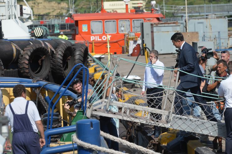 Робоча поїздка Голови Верховної Ради України Дмитра РАЗУМКОВА до Миколаївської та Одеської областей
ДП «Морський торговельний порт Південний». Ознайомлення з роботою та виробничими потужностями підприємства.
Вручення відзнак Верховної Ради України.Морський порт «Південний» один з найбільш перспективних транспортних вузлів України. Це гавань перспективних підприємств, що переробляють 40-50 млн т вантажів різноманітної номенклатури щорічно. Найглибший в Україні порт.
Має розвинену інфраструктуру, систему енергопостачання, зручні морські підходи і може приймати судна з осіданням до  18,5 м і вантажопідйомністю до 175 тис. тонн. Вантажообіг всіх портових операторів, які здійснюють свою діяльність в акваторії порту «Південний», становить 30%  від вантажообігу всіх морських портів України. 
