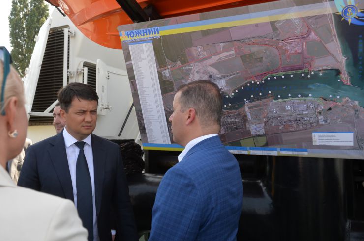 Робоча поїздка Голови Верховної Ради України Дмитра РАЗУМКОВА до Миколаївської та Одеської областей
ДП «Морський торговельний порт Південний». Ознайомлення з роботою та виробничими потужностями підприємства.
Вручення відзнак Верховної Ради України.Морський порт «Південний» один з найбільш перспективних транспортних вузлів України. Це гавань перспективних підприємств, що переробляють 40-50 млн т вантажів різноманітної номенклатури щорічно. Найглибший в Україні порт.
Має розвинену інфраструктуру, систему енергопостачання, зручні морські підходи і може приймати судна з осіданням до  18,5 м і вантажопідйомністю до 175 тис. тонн. Вантажообіг всіх портових операторів, які здійснюють свою діяльність в акваторії порту «Південний», становить 30%  від вантажообігу всіх морських портів України. 
