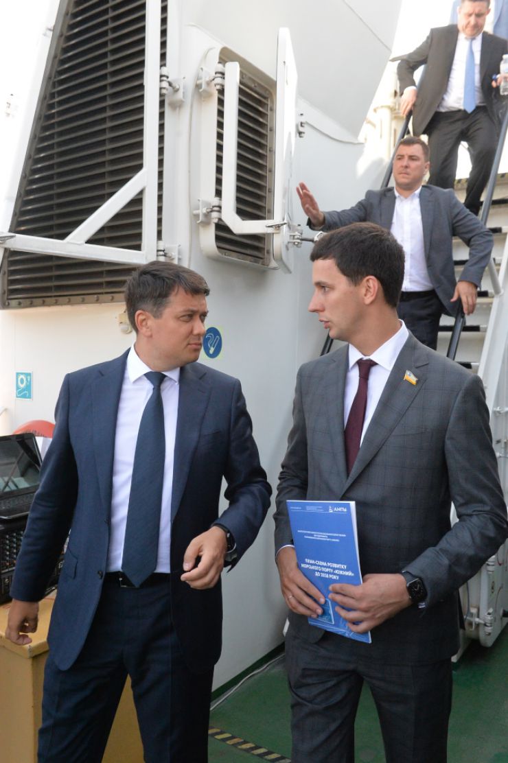 Робоча поїздка Голови Верховної Ради України Дмитра РАЗУМКОВА до Миколаївської та Одеської областей
ДП «Морський торговельний порт Південний». Ознайомлення з роботою та виробничими потужностями підприємства.
Вручення відзнак Верховної Ради України.Морський порт «Південний» один з найбільш перспективних транспортних вузлів України. Це гавань перспективних підприємств, що переробляють 40-50 млн т вантажів різноманітної номенклатури щорічно. Найглибший в Україні порт.
Має розвинену інфраструктуру, систему енергопостачання, зручні морські підходи і може приймати судна з осіданням до  18,5 м і вантажопідйомністю до 175 тис. тонн. Вантажообіг всіх портових операторів, які здійснюють свою діяльність в акваторії порту «Південний», становить 30%  від вантажообігу всіх морських портів України. 
