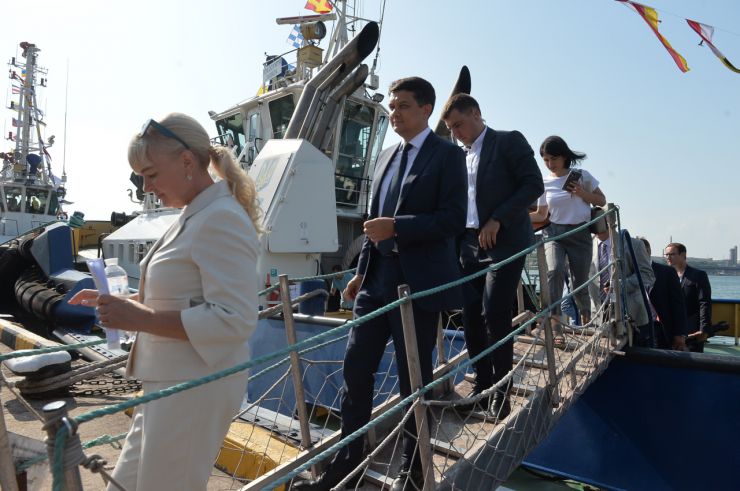 Робоча поїздка Голови Верховної Ради України Дмитра РАЗУМКОВА до Миколаївської та Одеської областей
ДП «Морський торговельний порт Південний». Ознайомлення з роботою та виробничими потужностями підприємства.
Вручення відзнак Верховної Ради України.Морський порт «Південний» один з найбільш перспективних транспортних вузлів України. Це гавань перспективних підприємств, що переробляють 40-50 млн т вантажів різноманітної номенклатури щорічно. Найглибший в Україні порт.
Має розвинену інфраструктуру, систему енергопостачання, зручні морські підходи і може приймати судна з осіданням до  18,5 м і вантажопідйомністю до 175 тис. тонн. Вантажообіг всіх портових операторів, які здійснюють свою діяльність в акваторії порту «Південний», становить 30%  від вантажообігу всіх морських портів України. 
