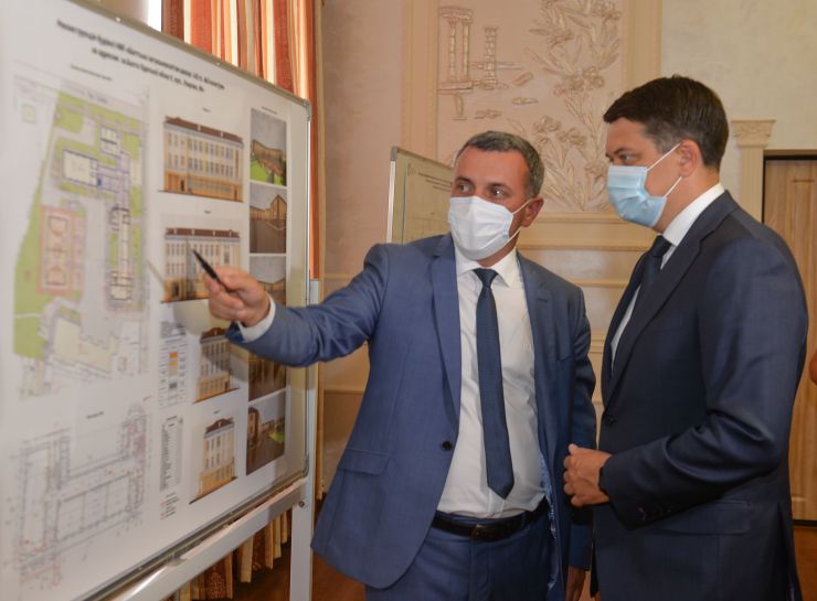 Робоча поїздка Голови Верховної Ради України Дмитра РАЗУМКОВА до Миколаївської та Одеської областей.

Переїзд до Балтської міської територіальної громади Одеської області.

Зустрічає: Балтський міський голова
Мазур Сергій Сергійович. 

Ознайомлення з сучасним станом розвитку громади та досвідом залучення вітчизняних інвестицій, підтримки малого та середнього бізнесу.
