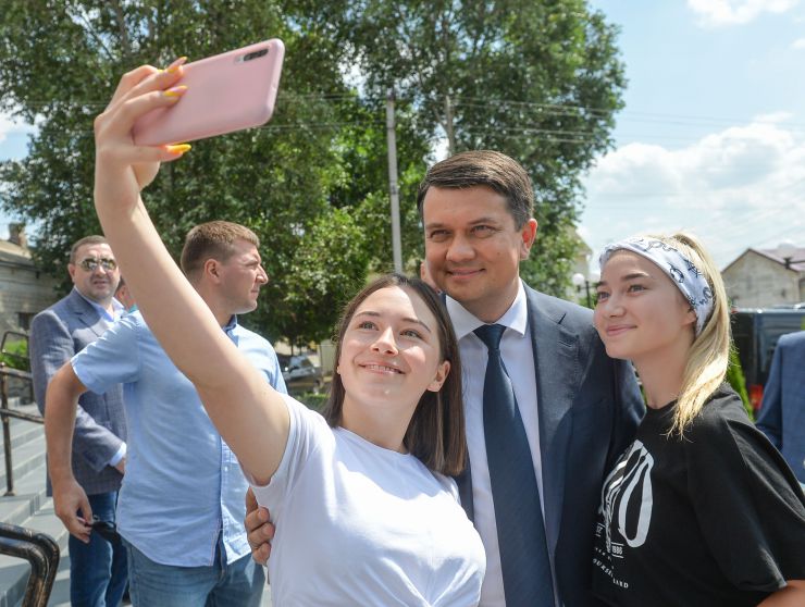 Робоча поїздка Голови Верховної Ради України Дмитра РАЗУМКОВА до Миколаївської та Одеської областей.

Переїзд до Балтської міської територіальної громади Одеської області.

Зустрічає: Балтський міський голова
Мазур Сергій Сергійович. 

Ознайомлення з сучасним станом розвитку громади та досвідом залучення вітчизняних інвестицій, підтримки малого та середнього бізнесу.
