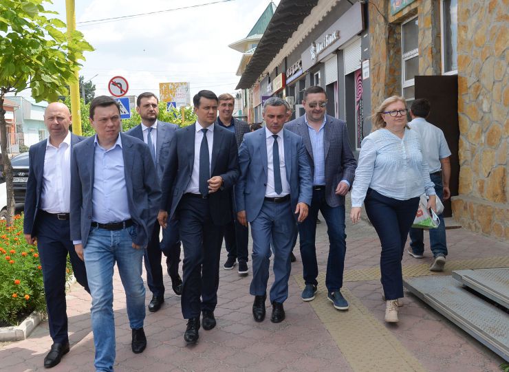 Робоча поїздка Голови Верховної Ради України Дмитра РАЗУМКОВА до Миколаївської та Одеської областей.

Переїзд до Балтської міської територіальної громади Одеської області.

Зустрічає: Балтський міський голова
Мазур Сергій Сергійович. 

Ознайомлення з сучасним станом розвитку громади та досвідом залучення вітчизняних інвестицій, підтримки малого та середнього бізнесу.
