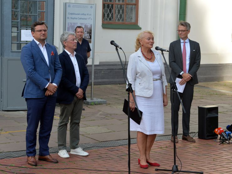 У Національному заповіднику «Софія Київська» відбулося відкриття виставкового проєкту «Раритети української козацької держави – Гетьманщини ΧVII–XVIII до 30-річчя Незалежності України» за участі міністра культури та інформаційної політики Олександра Ткаченка, міністра іноземних справ Дмитра Кулеби , Надзвичайного та Поважного посла Швеції в Україні Тобіаса Тіберга та генерального директора Національного заповідника «Софія Київська» Нелі Куковальської.
Виставка покликана висвітлити окремі моменти життя нашої держави на межі XVII–XVIII ст. – часів славетних українських гетьманів Івана Мазепи (1687–1709) та Пилипа Орлика (1710–1742). Поглядам відвідувачів представлені вісім оригінальних пам’яток козацької доби, розміщених у стінах Софійського собору – визначної пам’ятки архітектури та монументального мистецтва Руси-України, відродженням якої опікувався гетьман Іван Мазепа. Експонатами виставки стали раритети, які зберігаються в архівних та музейних закладах Королівства Швеції та України. Зі Швеції представлені – гетьманська булава з Кабінету раритетів єпархіальної бібліотеки міста Лінчопін та латиномовний примірник «Пактів та Конституцій Війська Запорозького…» 1710 р. з Державного архіву Швеції у Стокгольмі. З українських архівних та музейних зібрань представлено – п’ять універсалів 1687–1702 років, виданих у Батурині гетьманом Іваном Мазепою з Інституту рукопису Національної бібліотеки України ім. В. Вернадського в м. Києві, а також Клейнод гетьмана Івана Мазепи – Знак гідності Голови Української Держави з ДП «Національний культурно-мистецький та музейний комплекс «Мистецький Арсенал» у м. Києві.
Виставка відкрита для відвідування уже з 17 серпня та триватиме до 14 листопада.
Міністр іноземних справ Дмитра Кулеба , міністр культури та інформаційної політики Олександр Ткаченко, генеральний директор Національного заповідника «Софія Київська» Нелі Куковальська,
 Надзвичайний та Поважний посол Швеції в Україні Тобіас Тіберг 

