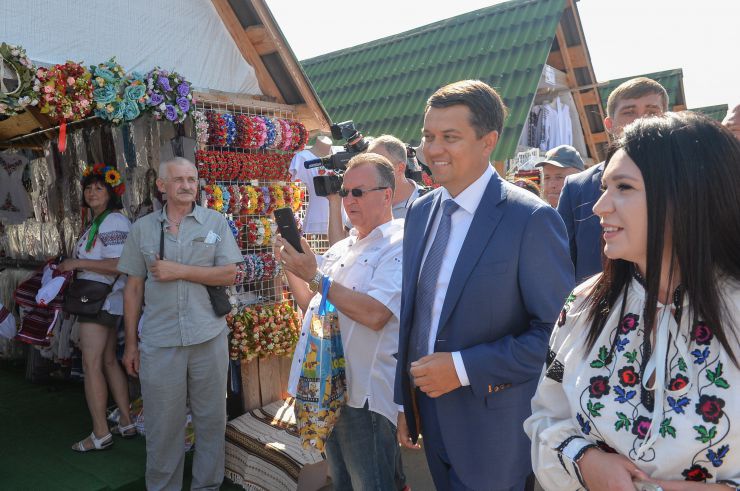 Робоча поїздки  Голови Верховної Ради України Дмитра Разумкова 
до Полтавської області.

Участь Голови Верховної Ради України Д. РАЗУМКОВА у культурно-мистецьких заходах Національного Сорочинського ярмарку.
Ознайомлення з виступами фольклорних музичних і танцювальних колективів, етнографічною територією та містечком майстрів, огляд експозицій підприємств різних галузей промисловості.
