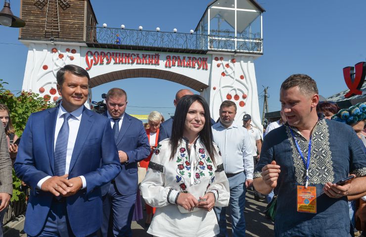 Робоча поїздки  Голови Верховної Ради України Дмитра Разумкова 
до Полтавської області.

Участь Голови Верховної Ради України Д. РАЗУМКОВА у культурно-мистецьких заходах Національного Сорочинського ярмарку.
Ознайомлення з виступами фольклорних музичних і танцювальних колективів, етнографічною територією та містечком майстрів, огляд експозицій підприємств різних галузей промисловості.
В центрі депутат Анастасія Ляшенко
