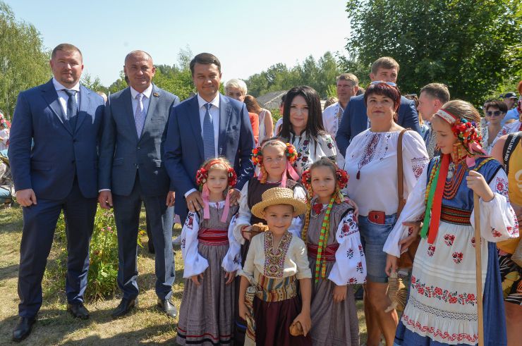Робоча поїздки  Голови Верховної Ради України Дмитра Разумкова 
до Полтавської області.

Участь Голови Верховної Ради України Д. РАЗУМКОВА у культурно-мистецьких заходах Національного Сорочинського ярмарку.
Ознайомлення з виступами фольклорних музичних і танцювальних колективів, етнографічною територією та містечком майстрів, огляд експозицій підприємств різних галузей промисловості.
