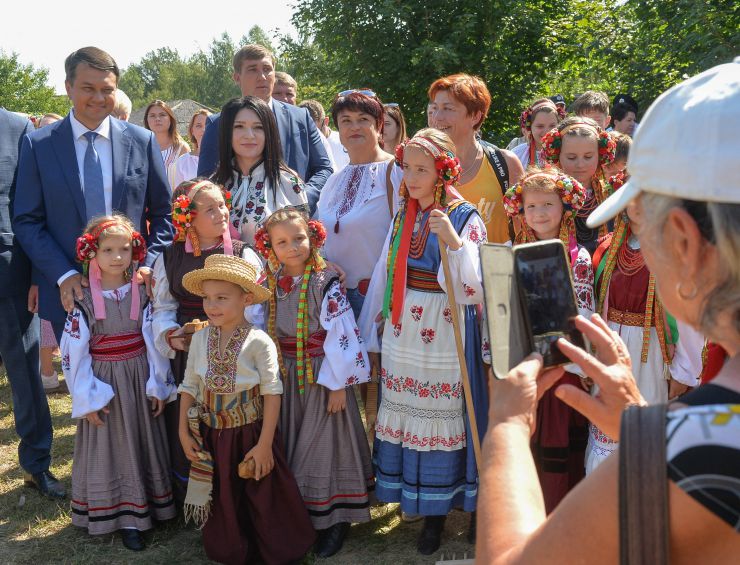 Робоча поїздки  Голови Верховної Ради України Дмитра Разумкова 
до Полтавської області.

Участь Голови Верховної Ради України Д. РАЗУМКОВА у культурно-мистецьких заходах Національного Сорочинського ярмарку.
Ознайомлення з виступами фольклорних музичних і танцювальних колективів, етнографічною територією та містечком майстрів, огляд експозицій підприємств різних галузей промисловості.
