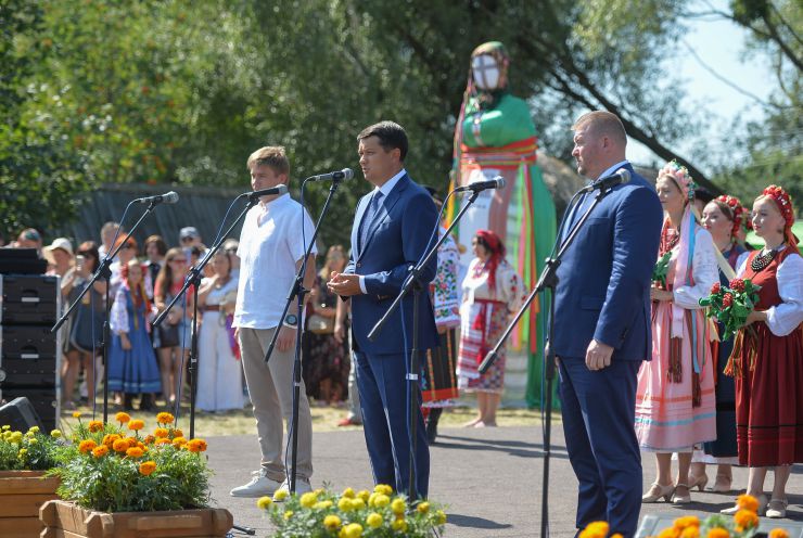 Робоча поїздки  Голови Верховної Ради України Дмитра Разумкова 
до Полтавської області.

Участь Голови Верховної Ради України Д. РАЗУМКОВА у культурно-мистецьких заходах Національного Сорочинського ярмарку.
Ознайомлення з виступами фольклорних музичних і танцювальних колективів, етнографічною територією та містечком майстрів, огляд експозицій підприємств різних галузей промисловості.
