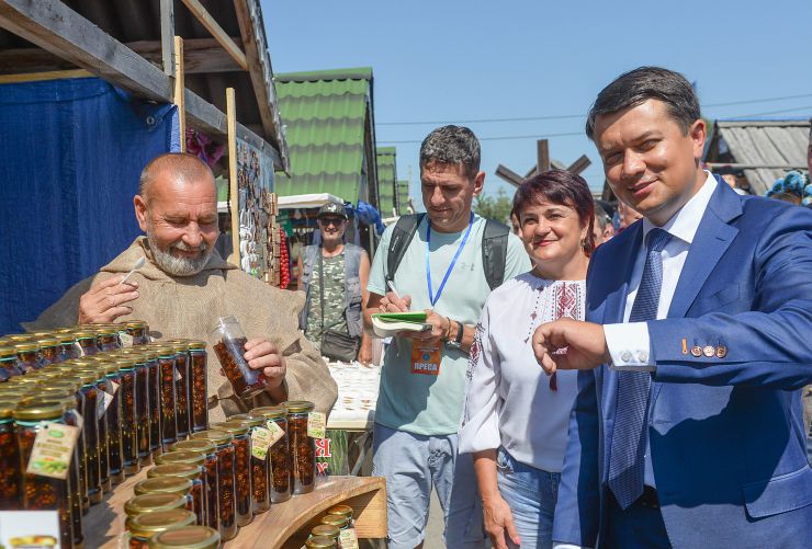 Робоча поїздки  Голови Верховної Ради України Дмитра Разумкова 
до Полтавської області.

Участь Голови Верховної Ради України Д. РАЗУМКОВА у культурно-мистецьких заходах Національного Сорочинського ярмарку.
Ознайомлення з виступами фольклорних музичних і танцювальних колективів, етнографічною територією та містечком майстрів, огляд експозицій підприємств різних галузей промисловості.
