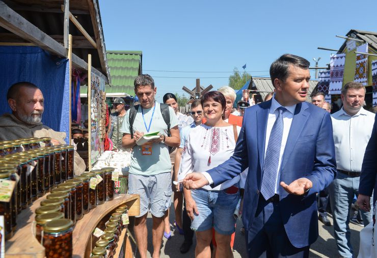 Робоча поїздки  Голови Верховної Ради України Дмитра Разумкова 
до Полтавської області.

Участь Голови Верховної Ради України Д. РАЗУМКОВА у культурно-мистецьких заходах Національного Сорочинського ярмарку.
Ознайомлення з виступами фольклорних музичних і танцювальних колективів, етнографічною територією та містечком майстрів, огляд експозицій підприємств різних галузей промисловості.

