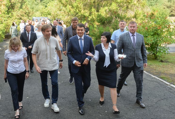 Робоча поїздка Голови Верховної Ради України Д.О. РАЗУМКОВА до Полтавської області.

Приїзд Голови Верховної Ради України Дмитра РАЗУМКОВА до Решетилівської міської територіальної громади. (Полтавський район, м. Решетилівка).

Загальна кількість мешканців громади – 26252 громадян. Окрім Решетилівки, до Решетилівської громади увійшло селище Покровське та 83 села, а це 19 колишніх сільських рад. Загальна площа громади становить 110504,10 га. Решетилівка – відомий центр української вишивки та ткацтва. Тут виготовляють килими-гобелени ручної роботи, вишиті рушники, жіночі й чоловічі сорочки. Мережа закладів освіти з 01.01.2021 року нараховує 42 заклади освіти. З них: 24 – закладів загальної середньої освіти (10 – закладів І-ІІІ ступенів, 11 -  І-ІІ ступенів та 3 - І ступеня); 15 - закладів дошкільної освіти; 3 – заклади позашкільної освіти. У закладах загальної середньої освіти навчається 44 дітей з особливими освітніми потребами. Відкрито 33 інклюзивні класи, які забезпечено асистентами вчителя та 5 інклюзивних груп у дошкільних навчальних закладах з асистентами вихователя.

Зустрічають:Решетилівський міський голова ДЯДЮНОВА Оксана.

Ознайомлення з сучасним станом розвитку громади та досвідом залучення іноземних інвестицій.
Решетилівський аграрний ліцей ім. Боровенського
