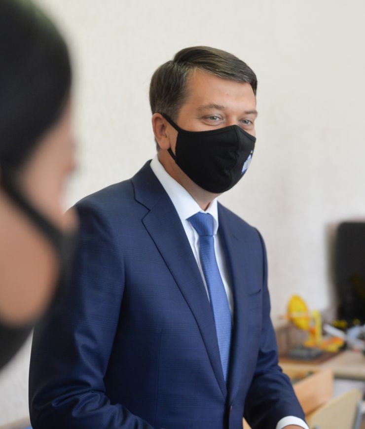 Робоча поїздка Голови Верховної Ради України Д.О. РАЗУМКОВА до Полтавської області.

Приїзд Голови Верховної Ради України Дмитра РАЗУМКОВА до Решетилівської міської територіальної громади. (Полтавський район, м. Решетилівка).

Загальна кількість мешканців громади – 26252 громадян. Окрім Решетилівки, до Решетилівської громади увійшло селище Покровське та 83 села, а це 19 колишніх сільських рад. Загальна площа громади становить 110504,10 га. Решетилівка – відомий центр української вишивки та ткацтва. Тут виготовляють килими-гобелени ручної роботи, вишиті рушники, жіночі й чоловічі сорочки. Мережа закладів освіти з 01.01.2021 року нараховує 42 заклади освіти. З них: 24 – закладів загальної середньої освіти (10 – закладів І-ІІІ ступенів, 11 -  І-ІІ ступенів та 3 - І ступеня); 15 - закладів дошкільної освіти; 3 – заклади позашкільної освіти. У закладах загальної середньої освіти навчається 44 дітей з особливими освітніми потребами. Відкрито 33 інклюзивні класи, які забезпечено асистентами вчителя та 5 інклюзивних груп у дошкільних навчальних закладах з асистентами вихователя.

Зустрічають:Решетилівський міський голова ДЯДЮНОВА Оксана.

Ознайомлення з сучасним станом розвитку громади та досвідом залучення іноземних інвестицій.
Решетилівський аграрний ліцей ім. Боровенського

