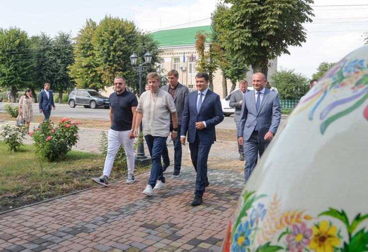 Робоча поїздка Голови Верховної Ради України Д.О. РАЗУМКОВА до Полтавської області.

Приїзд Голови Верховної Ради України Дмитра РАЗУМКОВА до Решетилівської міської територіальної громади. (Полтавський район, м. Решетилівка).

Загальна кількість мешканців громади – 26252 громадян. Окрім Решетилівки, до Решетилівської громади увійшло селище Покровське та 83 села, а це 19 колишніх сільських рад. Загальна площа громади становить 110504,10 га. Решетилівка – відомий центр української вишивки та ткацтва. Тут виготовляють килими-гобелени ручної роботи, вишиті рушники, жіночі й чоловічі сорочки. Мережа закладів освіти з 01.01.2021 року нараховує 42 заклади освіти. З них: 24 – закладів загальної середньої освіти (10 – закладів І-ІІІ ступенів, 11 -  І-ІІ ступенів та 3 - І ступеня); 15 - закладів дошкільної освіти; 3 – заклади позашкільної освіти. У закладах загальної середньої освіти навчається 44 дітей з особливими освітніми потребами. Відкрито 33 інклюзивні класи, які забезпечено асистентами вчителя та 5 інклюзивних груп у дошкільних навчальних закладах з асистентами вихователя.

Зустрічають:Решетилівський міський голова ДЯДЮНОВА Оксана.

Ознайомлення з сучасним станом розвитку громади та досвідом залучення іноземних інвестицій.
Всеукраїнський Центр вишивки та килимкарства
