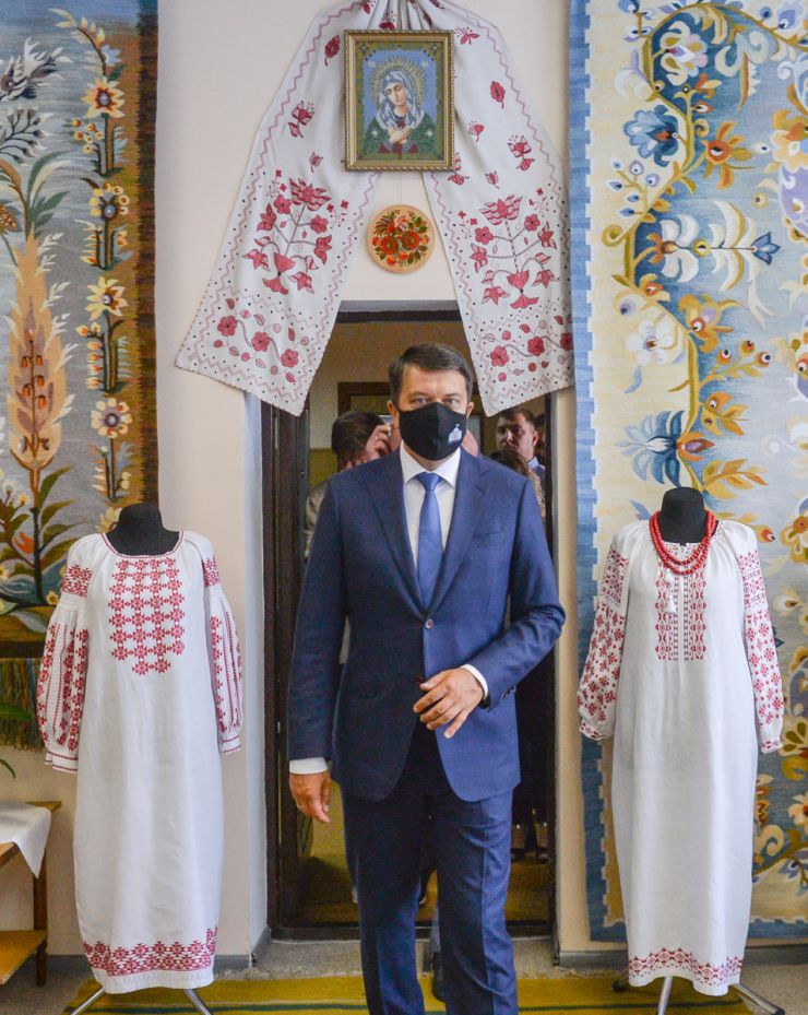 Робоча поїздка Голови Верховної Ради України Д.О. РАЗУМКОВА до Полтавської області.

Приїзд Голови Верховної Ради України Дмитра РАЗУМКОВА до Решетилівської міської територіальної громади. (Полтавський район, м. Решетилівка).

Загальна кількість мешканців громади – 26252 громадян. Окрім Решетилівки, до Решетилівської громади увійшло селище Покровське та 83 села, а це 19 колишніх сільських рад. Загальна площа громади становить 110504,10 га. Решетилівка – відомий центр української вишивки та ткацтва. Тут виготовляють килими-гобелени ручної роботи, вишиті рушники, жіночі й чоловічі сорочки. Мережа закладів освіти з 01.01.2021 року нараховує 42 заклади освіти. З них: 24 – закладів загальної середньої освіти (10 – закладів І-ІІІ ступенів, 11 -  І-ІІ ступенів та 3 - І ступеня); 15 - закладів дошкільної освіти; 3 – заклади позашкільної освіти. У закладах загальної середньої освіти навчається 44 дітей з особливими освітніми потребами. Відкрито 33 інклюзивні класи, які забезпечено асистентами вчителя та 5 інклюзивних груп у дошкільних навчальних закладах з асистентами вихователя.

Зустрічають:Решетилівський міський голова ДЯДЮНОВА Оксана.

Ознайомлення з сучасним станом розвитку громади та досвідом залучення іноземних інвестицій.
Всеукраїнський Центр вишивки та килимкарства
