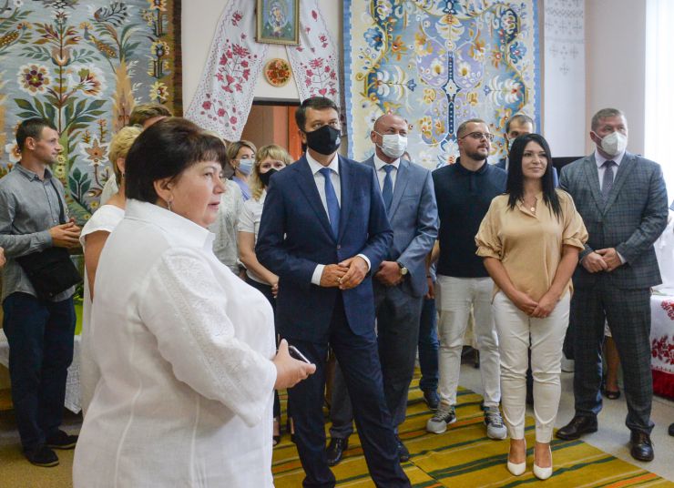 Робоча поїздка Голови Верховної Ради України Д.О. РАЗУМКОВА до Полтавської області.

Приїзд Голови Верховної Ради України Дмитра РАЗУМКОВА до Решетилівської міської територіальної громади. (Полтавський район, м. Решетилівка).

Загальна кількість мешканців громади – 26252 громадян. Окрім Решетилівки, до Решетилівської громади увійшло селище Покровське та 83 села, а це 19 колишніх сільських рад. Загальна площа громади становить 110504,10 га. Решетилівка – відомий центр української вишивки та ткацтва. Тут виготовляють килими-гобелени ручної роботи, вишиті рушники, жіночі й чоловічі сорочки. Мережа закладів освіти з 01.01.2021 року нараховує 42 заклади освіти. З них: 24 – закладів загальної середньої освіти (10 – закладів І-ІІІ ступенів, 11 -  І-ІІ ступенів та 3 - І ступеня); 15 - закладів дошкільної освіти; 3 – заклади позашкільної освіти. У закладах загальної середньої освіти навчається 44 дітей з особливими освітніми потребами. Відкрито 33 інклюзивні класи, які забезпечено асистентами вчителя та 5 інклюзивних груп у дошкільних навчальних закладах з асистентами вихователя.

Зустрічають:Решетилівський міський голова ДЯДЮНОВА Оксана.

Ознайомлення з сучасним станом розвитку громади та досвідом залучення іноземних інвестицій.
Всеукраїнський Центр вишивки та килимкарства
