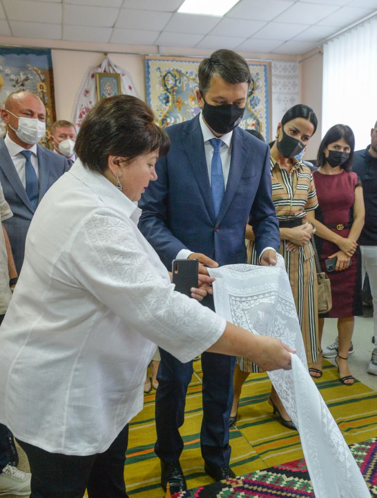Робоча поїздка Голови Верховної Ради України Д.О. РАЗУМКОВА до Полтавської області.

Приїзд Голови Верховної Ради України Дмитра РАЗУМКОВА до Решетилівської міської територіальної громади. (Полтавський район, м. Решетилівка).

Загальна кількість мешканців громади – 26252 громадян. Окрім Решетилівки, до Решетилівської громади увійшло селище Покровське та 83 села, а це 19 колишніх сільських рад. Загальна площа громади становить 110504,10 га. Решетилівка – відомий центр української вишивки та ткацтва. Тут виготовляють килими-гобелени ручної роботи, вишиті рушники, жіночі й чоловічі сорочки. Мережа закладів освіти з 01.01.2021 року нараховує 42 заклади освіти. З них: 24 – закладів загальної середньої освіти (10 – закладів І-ІІІ ступенів, 11 -  І-ІІ ступенів та 3 - І ступеня); 15 - закладів дошкільної освіти; 3 – заклади позашкільної освіти. У закладах загальної середньої освіти навчається 44 дітей з особливими освітніми потребами. Відкрито 33 інклюзивні класи, які забезпечено асистентами вчителя та 5 інклюзивних груп у дошкільних навчальних закладах з асистентами вихователя.

Зустрічають:Решетилівський міський голова ДЯДЮНОВА Оксана.

Ознайомлення з сучасним станом розвитку громади та досвідом залучення іноземних інвестицій.
Всеукраїнський Центр вишивки та килимкарства
