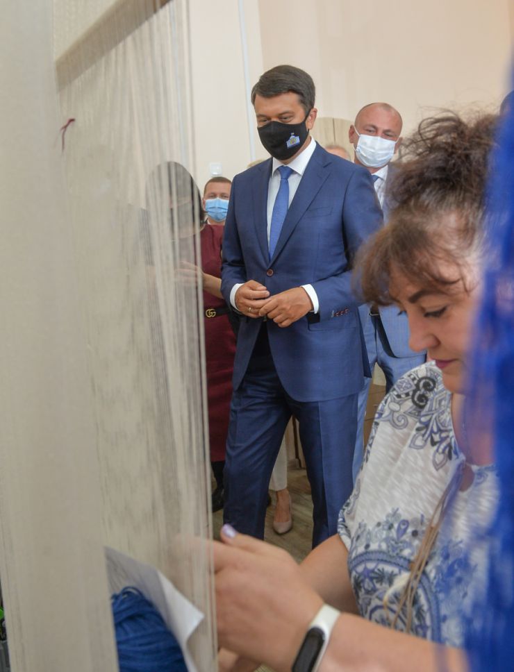 Робоча поїздка Голови Верховної Ради України Д.О. РАЗУМКОВА до Полтавської області.

Приїзд Голови Верховної Ради України Дмитра РАЗУМКОВА до Решетилівської міської територіальної громади. (Полтавський район, м. Решетилівка).

Загальна кількість мешканців громади – 26252 громадян. Окрім Решетилівки, до Решетилівської громади увійшло селище Покровське та 83 села, а це 19 колишніх сільських рад. Загальна площа громади становить 110504,10 га. Решетилівка – відомий центр української вишивки та ткацтва. Тут виготовляють килими-гобелени ручної роботи, вишиті рушники, жіночі й чоловічі сорочки. Мережа закладів освіти з 01.01.2021 року нараховує 42 заклади освіти. З них: 24 – закладів загальної середньої освіти (10 – закладів І-ІІІ ступенів, 11 -  І-ІІ ступенів та 3 - І ступеня); 15 - закладів дошкільної освіти; 3 – заклади позашкільної освіти. У закладах загальної середньої освіти навчається 44 дітей з особливими освітніми потребами. Відкрито 33 інклюзивні класи, які забезпечено асистентами вчителя та 5 інклюзивних груп у дошкільних навчальних закладах з асистентами вихователя.

Зустрічають:Решетилівський міський голова ДЯДЮНОВА Оксана.

Ознайомлення з сучасним станом розвитку громади та досвідом залучення іноземних інвестицій.
Всеукраїнський Центр вишивки та килимкарства
