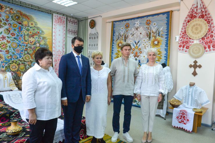 Робоча поїздка Голови Верховної Ради України Д.О. РАЗУМКОВА до Полтавської області.

Приїзд Голови Верховної Ради України Дмитра РАЗУМКОВА до Решетилівської міської територіальної громади. (Полтавський район, м. Решетилівка).

Загальна кількість мешканців громади – 26252 громадян. Окрім Решетилівки, до Решетилівської громади увійшло селище Покровське та 83 села, а це 19 колишніх сільських рад. Загальна площа громади становить 110504,10 га. Решетилівка – відомий центр української вишивки та ткацтва. Тут виготовляють килими-гобелени ручної роботи, вишиті рушники, жіночі й чоловічі сорочки. Мережа закладів освіти з 01.01.2021 року нараховує 42 заклади освіти. З них: 24 – закладів загальної середньої освіти (10 – закладів І-ІІІ ступенів, 11 -  І-ІІ ступенів та 3 - І ступеня); 15 - закладів дошкільної освіти; 3 – заклади позашкільної освіти. У закладах загальної середньої освіти навчається 44 дітей з особливими освітніми потребами. Відкрито 33 інклюзивні класи, які забезпечено асистентами вчителя та 5 інклюзивних груп у дошкільних навчальних закладах з асистентами вихователя.

Зустрічають:Решетилівський міський голова ДЯДЮНОВА Оксана.

Ознайомлення з сучасним станом розвитку громади та досвідом залучення іноземних інвестицій.
Всеукраїнський Центр вишивки та килимкарства
