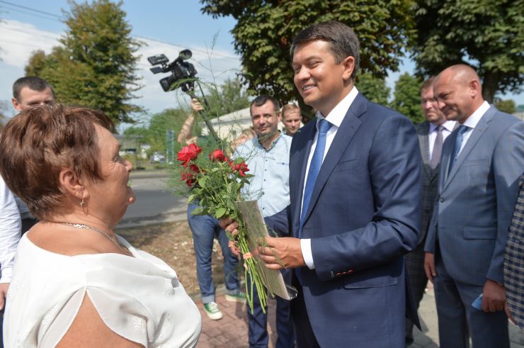 Робоча поїздка Голови Верховної Ради України Д.О. РАЗУМКОВА до Полтавської області.

Приїзд Голови Верховної Ради України Дмитра РАЗУМКОВА до Решетилівської міської територіальної громади. (Полтавський район, м. Решетилівка).

Загальна кількість мешканців громади – 26252 громадян. Окрім Решетилівки, до Решетилівської громади увійшло селище Покровське та 83 села, а це 19 колишніх сільських рад. Загальна площа громади становить 110504,10 га. Решетилівка – відомий центр української вишивки та ткацтва. Тут виготовляють килими-гобелени ручної роботи, вишиті рушники, жіночі й чоловічі сорочки. Мережа закладів освіти з 01.01.2021 року нараховує 42 заклади освіти. З них: 24 – закладів загальної середньої освіти (10 – закладів І-ІІІ ступенів, 11 -  І-ІІ ступенів та 3 - І ступеня); 15 - закладів дошкільної освіти; 3 – заклади позашкільної освіти. У закладах загальної середньої освіти навчається 44 дітей з особливими освітніми потребами. Відкрито 33 інклюзивні класи, які забезпечено асистентами вчителя та 5 інклюзивних груп у дошкільних навчальних закладах з асистентами вихователя.

Зустрічають:Решетилівський міський голова ДЯДЮНОВА Оксана.

Ознайомлення з сучасним станом розвитку громади та досвідом залучення іноземних інвестицій.
Всеукраїнський Центр вишивки та килимкарства
