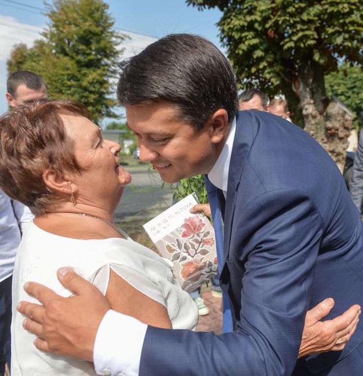 Робоча поїздка Голови Верховної Ради України Д.О. РАЗУМКОВА до Полтавської області.

Приїзд Голови Верховної Ради України Дмитра РАЗУМКОВА до Решетилівської міської територіальної громади. (Полтавський район, м. Решетилівка).

Загальна кількість мешканців громади – 26252 громадян. Окрім Решетилівки, до Решетилівської громади увійшло селище Покровське та 83 села, а це 19 колишніх сільських рад. Загальна площа громади становить 110504,10 га. Решетилівка – відомий центр української вишивки та ткацтва. Тут виготовляють килими-гобелени ручної роботи, вишиті рушники, жіночі й чоловічі сорочки. Мережа закладів освіти з 01.01.2021 року нараховує 42 заклади освіти. З них: 24 – закладів загальної середньої освіти (10 – закладів І-ІІІ ступенів, 11 -  І-ІІ ступенів та 3 - І ступеня); 15 - закладів дошкільної освіти; 3 – заклади позашкільної освіти. У закладах загальної середньої освіти навчається 44 дітей з особливими освітніми потребами. Відкрито 33 інклюзивні класи, які забезпечено асистентами вчителя та 5 інклюзивних груп у дошкільних навчальних закладах з асистентами вихователя.

Зустрічають:Решетилівський міський голова ДЯДЮНОВА Оксана.

Ознайомлення з сучасним станом розвитку громади та досвідом залучення іноземних інвестицій.
Всеукраїнський Центр вишивки та килимкарства
