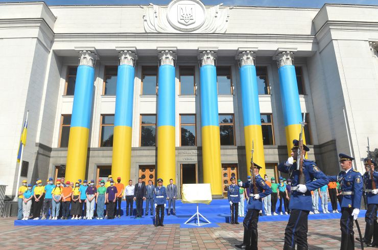 Урочисте відкриття стенду з Прапором Незалежності України перед Верховною Радою. На площі Конституції вперше за 30 років відбудеться захід, приурочений до історичної події, що відбулася у Верховній Раді та ознаменувала відновлення незалежної Української Держави. 24 серпня 1991 року група народних депутатів внесла прапор Незалежності України до зали пленарних засідань. Цей історичний факт зафіксовано в стенограмі засідання позачергової сесії Верховної Ради України від 24 серпня 1991 року. Традиційно під час урочистих засідань з нагоди державних свят Прапор Незалежності України символічно вносять до зали пленарних засідань Верховної Ради народні депутати, які були безпосередніми учасниками ухвалення 