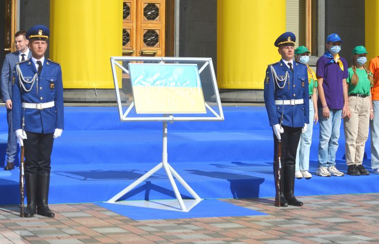 Урочисте відкриття стенду з Прапором Незалежності України перед Верховною Радою. На площі Конституції вперше за 30 років відбудеться захід, приурочений до історичної події, що відбулася у Верховній Раді та ознаменувала відновлення незалежної Української Держави. 24 серпня 1991 року група народних депутатів внесла прапор Незалежності України до зали пленарних засідань. Цей історичний факт зафіксовано в стенограмі засідання позачергової сесії Верховної Ради України від 24 серпня 1991 року. Традиційно під час урочистих засідань з нагоди державних свят Прапор Незалежності України символічно вносять до зали пленарних засідань Верховної Ради народні депутати, які були безпосередніми учасниками ухвалення 