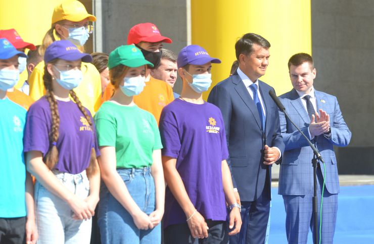 Урочисте відкриття стенду з Прапором Незалежності України перед Верховною Радою. На площі Конституції вперше за 30 років відбудеться захід, приурочений до історичної події, що відбулася у Верховній Раді та ознаменувала відновлення незалежної Української Держави. 24 серпня 1991 року група народних депутатів внесла прапор Незалежності України до зали пленарних засідань. Цей історичний факт зафіксовано в стенограмі засідання позачергової сесії Верховної Ради України від 24 серпня 1991 року. Традиційно під час урочистих засідань з нагоди державних свят Прапор Незалежності України символічно вносять до зали пленарних засідань Верховної Ради народні депутати, які були безпосередніми учасниками ухвалення 