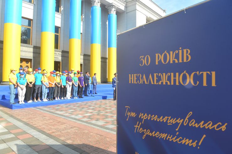 Урочисте відкриття стенду з Прапором Незалежності України перед Верховною Радою. На площі Конституції вперше за 30 років відбудеться захід, приурочений до історичної події, що відбулася у Верховній Раді та ознаменувала відновлення незалежної Української Держави. 24 серпня 1991 року група народних депутатів внесла прапор Незалежності України до зали пленарних засідань. Цей історичний факт зафіксовано в стенограмі засідання позачергової сесії Верховної Ради України від 24 серпня 1991 року. Традиційно під час урочистих засідань з нагоди державних свят Прапор Незалежності України символічно вносять до зали пленарних засідань Верховної Ради народні депутати, які були безпосередніми учасниками ухвалення 